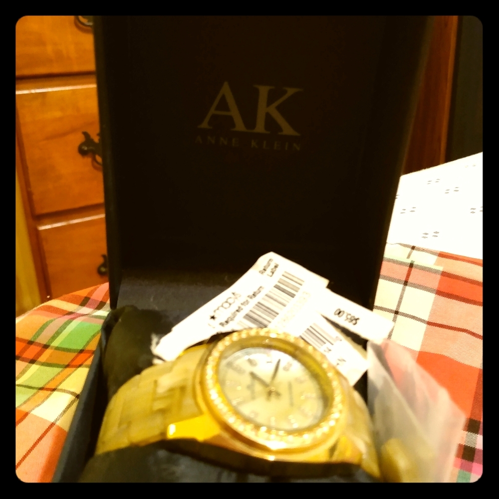 NWT in box Anne Klein Dainty Beautiful 🎈 watch